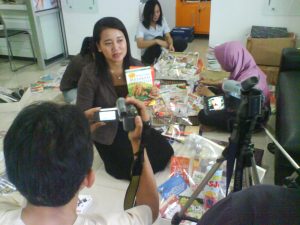 wakil direktur galangpress, ida prastiowati, sedang diwawancarai Indosiar, ANTV, dan Antara tentang parcel buku lebaran